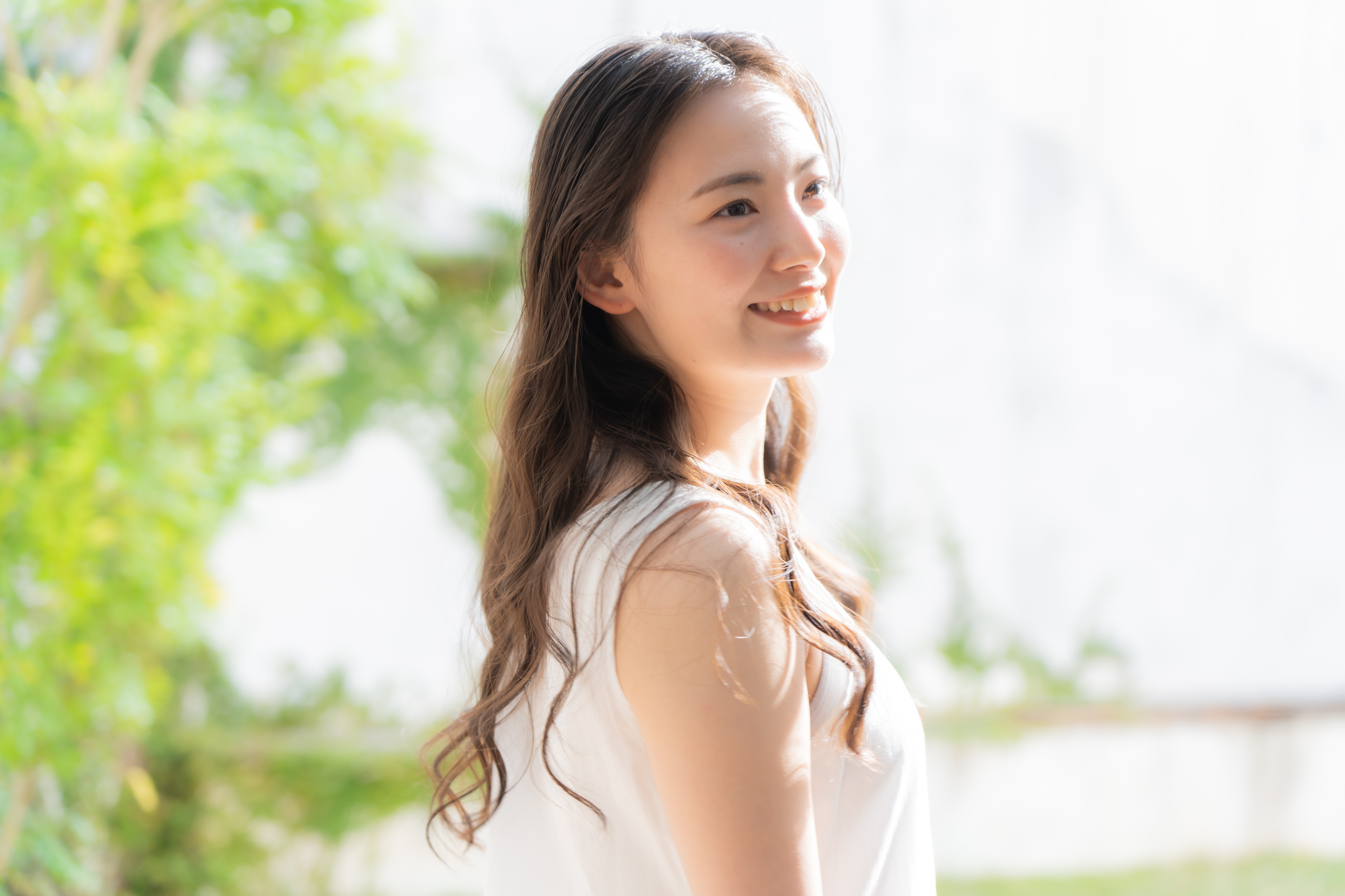明るい表情の女性